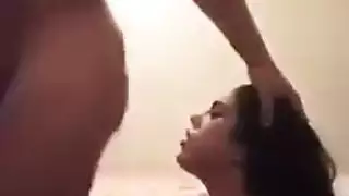 فتاة مثيرة في البيكيني تظهر ثديها المثالي وفرجها المشدود