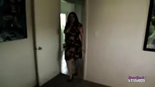 فتاة سمينة وضابطة ذات ثدي هائل في جنس عنيف