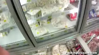 سكس يغتصبها ويقذف على نظارتها