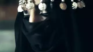 الزوج يعاقب بنت زوجته