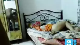 مص قضيب سميك حتى يتردد صدى الأنين