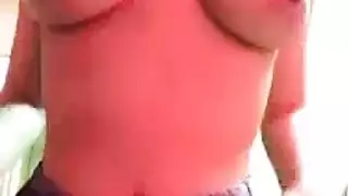 مُتظاهر آسيوي يُذهله قضيب عملاق