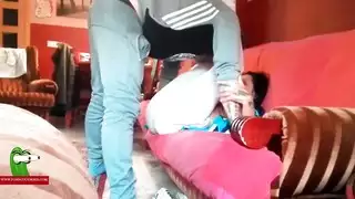 تعبث بكسيها المنهمر في فعل منفرد
