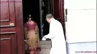 الفاتنة الهندية تأخذ القضيب في كل فتحة في العمل