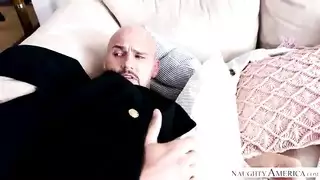 فتاة تغري شاب بصدرها كبير