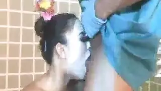 مراهقات آسيويات يلعقن فرج ويركبن ألعاب في حمام جامح مبلل