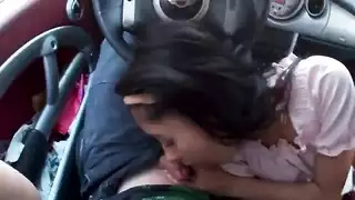 الجنس الثلاثي في ​​السيارة أثناء القيادة في شوارع المدينة