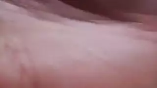 العربية الجميلة تخلع ملابسها وتستمني مباشرة على الكاميرا