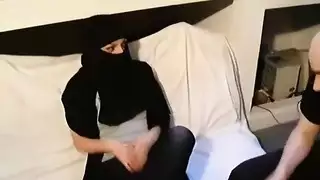 خادمة عربية ذات صدر كبير تنتهي بالقذف داخلها