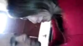 تمعن النظر وهي تأخذه بعمق في حلقها