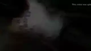 مراهقة مقلاع تأخذ كرة بولينج كبيرة بعمق داخلها