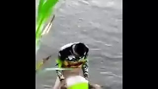 فتاة عربية تمتلك على الرمال