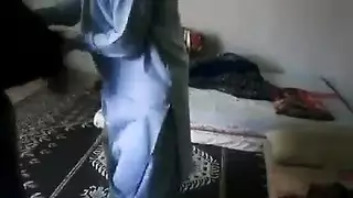 وضعية واقفة: نكاحها بعمق في الزي التقليدي