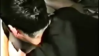 جمال عربي يئن بينما تداعب كسها الحليق بأصابعها