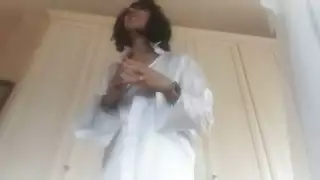 انتصاب الأخ غير الشقيق الضخم يمدد سرواله الداخلي