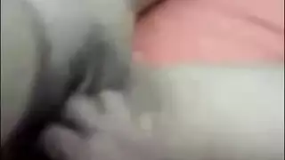 زوجين عربيين هاويين يمارسان الجنس بقوة في فيلم إباحي منزلي صريح