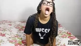 رجل ناضج يأخذ مراهقة لجلسة سريعة قبل الحصة