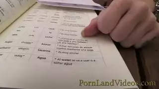 يدخل زبه بين فلقاتها بلغلط