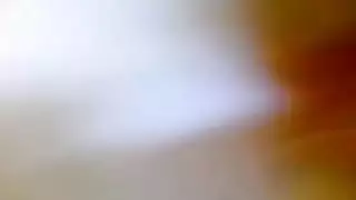 وهي تخفي وجهها، تئن خلال إيلاج مزدوج صريح