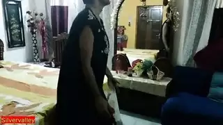 الأخت المشاغبة تتفاجأ بزوجها عاريًا