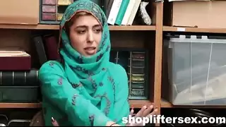  مراهقة عربية ترتدي الحجاب تسرق أكثر من البضائع – إباحي صريح