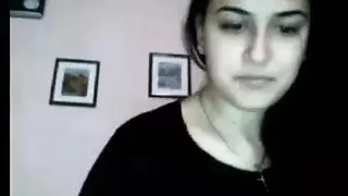 جمال داكن كبير الصدر الطبيعي يأخذ قضيبين ملثمين