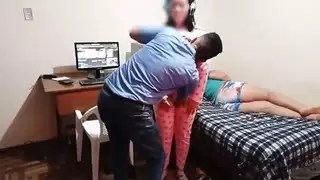 قضيبي الكبير فيها أثناء لعبها كاد يتم اكتشافنا