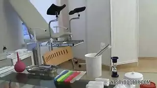 الدكتور ينيك المريده في العياده