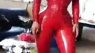 مص للقضيب بقفازات لاتكس وعملية مص عميق