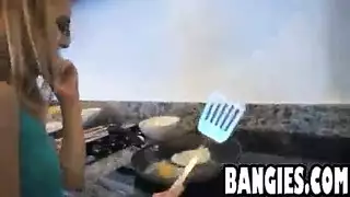 رجل طويل ونحيل يضرب قضيبًا معدنيًا في مشهد إباحي