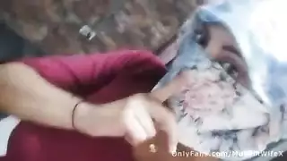 العرب الحقيقي مع الثدي الضخمة يستمني كس العصير الكريمي إلى هزة الجماع بينما الزوج في غرفة أخرى على الكاميرا