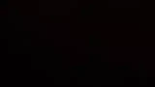 العريس يمتص الديك الأسود أمام زوجته، في حين أن زوجها خارج المدينة