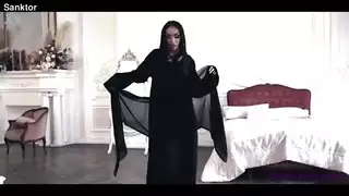 أميرة عربية تثير ثم تخلع كل ملابسها