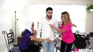 علاج ثنائي صريح: فيفيان وبيانكا تمارسان الجنس لاستنزاف المرض
