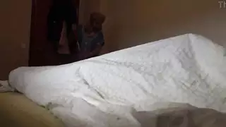 لحم الرجل الفرنسي الأسود الكبير يدمر فتحة الخادمة الضيقة