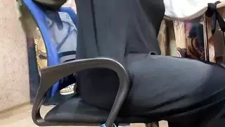 محجبة تلمس فرجها من خلال بنطالها الداخلي المخرم أثناء العمل
