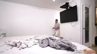 زوجة الأب تمارس الجنس مع ابن الزوج أثناء غياب الزوج