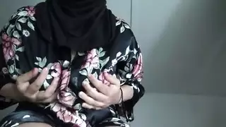 عربية جميلة كبيرة المؤخرة تتوق لجماع شرجي