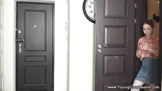 العاشقة الصغيرة تمتلئ بالسائل المنوي