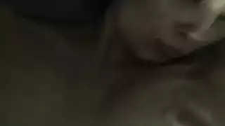 النجم الإباحي الشاب يظهر خبرته القذرة