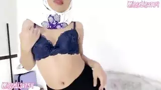 حركة لعبة شرجية إباحية مع فتاة مسلمة زلقة