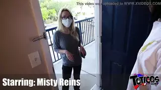 قضيب أسود داكن يحفر كس وردي شاحب إباحية عنيفة