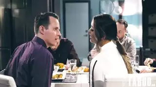 تركع من أجل وجه مص: تأخذ قضيب الشاب بعمق