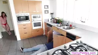 صديقة تحلق وتزلق نفسها لعصبة جنسية بطريقة أفلام إباحية