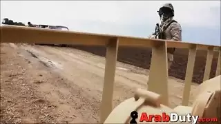 ثعالب الصحراء: عربيات كبيرات الصدر يبعن لخدمة الجنود جنسياً