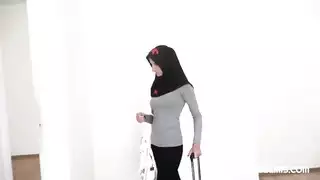 في طريق براغ: الأب المسلم يحتاج تفريغ شرجي