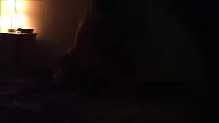 ثعلبة الصحراء تركب القضيب حتى تبلغ ذروتها بعنف
