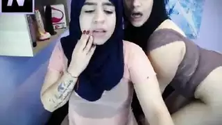 المسلمات المثليات الساخنات يكشفن مؤخرتهن على الكاميرا