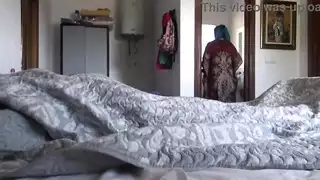 خادمة منزعجة تركب قضيب سائح أسود ضخم