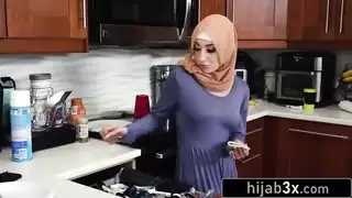 خادمة سارقة ساقطة تُصفع وتُعاقب بالقذف داخلها